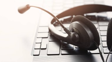 Ofis masasındaki çağrı merkezinin kulaklığını kapat, operasyon işi konsepti