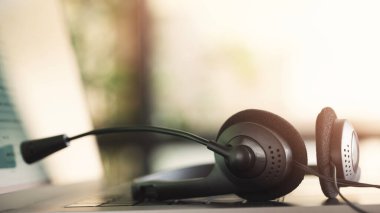 Ofis masasındaki çağrı merkezinin kulaklığını kapat, operasyon işi konsepti