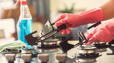 Evde temizlikçi kadın var.