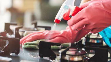 Evde temizlikçi kadın var.