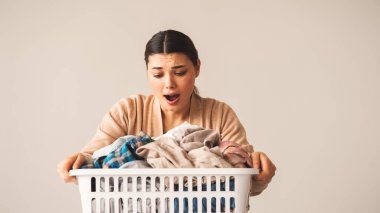 Ütülenecek çamaşırları olan bir ev hanımı.