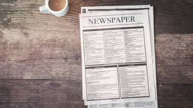 Kahveli gazete, ahşap masa.