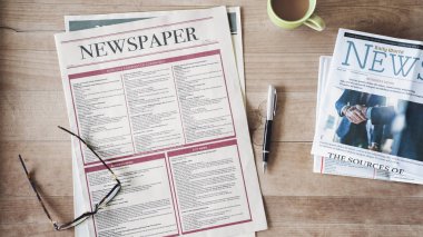 Kahveli gazete, ahşap masa.