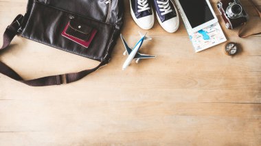 Tahta arka planda seyahat kavramı