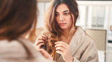 Saç sorunları olan genç kadın