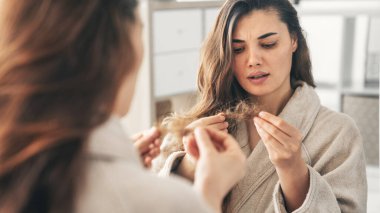 Saç sorunları olan genç kadın