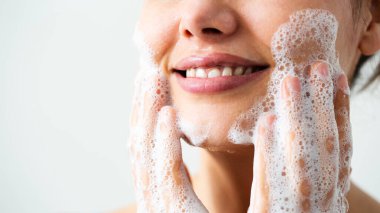 güzel kadının yüzünü yıkama