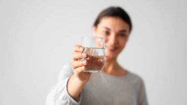 Su içen genç bir kadın