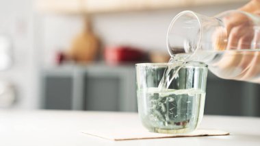 Sağlıklı bir hayat için su iç.