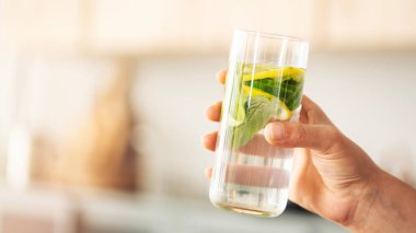 Limon, salatalık ve nane yapraklı detoks suyu.