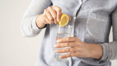 İçme suyuna limon sıkmak