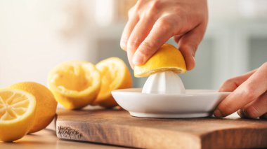 Mutfakta limon suyu sıkıyorum.