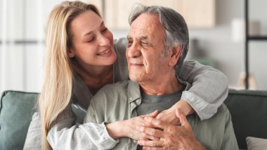 Evde sevgi dolu bir kucaklama.