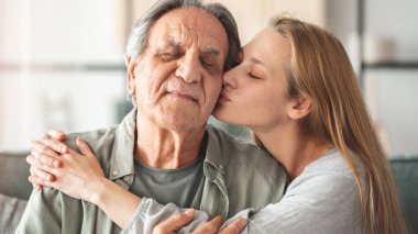 Evde sevgi dolu bir kucaklama.