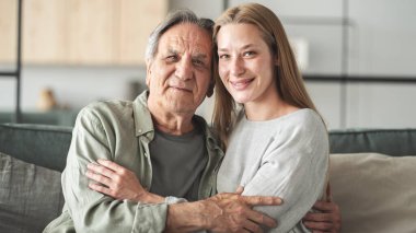 Evde sevgi dolu bir kucaklama.