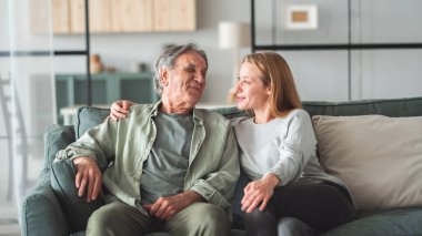 Evde sevgi dolu bir kucaklama.