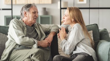 Baba ve kız konuşuyor