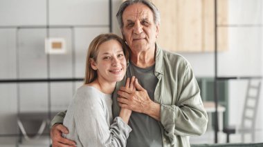 Evde sevgi dolu bir kucaklama.