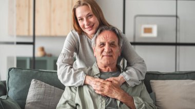 Evde sevgi dolu bir kucaklama.