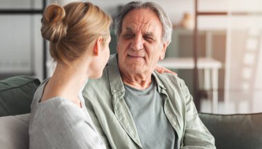 Evde sevgi dolu bir kucaklama.