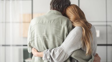 Evde sevgi dolu bir kucaklama.