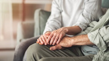 Yaşlı adamı destekleyen rahat bir el.