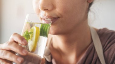 Limon, salatalık ve nane yapraklı detoks suyu.