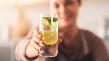 Limon, salatalık ve nane yapraklı detoks suyu.