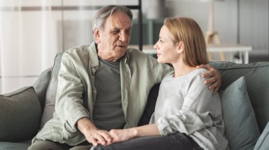 Baba ve kız konuşuyor