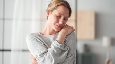 Mutlu ve olumlu bir şekilde kendine sarılmak.