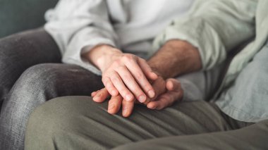 Yaşlı adamı destekleyen rahat bir el.