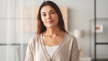 Evdeki kadın portresi