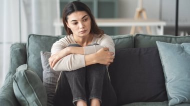 Kayıp ve psikolojik travma geçiren üzgün genç bir kadın.