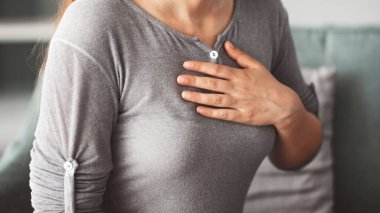 Nefes darlığı çeken bir kadın.