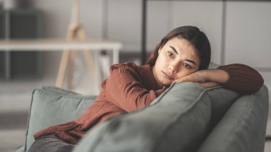 Kayıp ve psikolojik travma geçiren üzgün genç bir kadın.