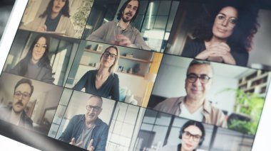  Bilgisayarda çalışan ve konuşan.