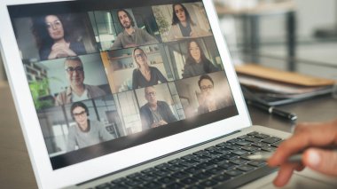 Bilgisayarda çalışan ve konuşan.