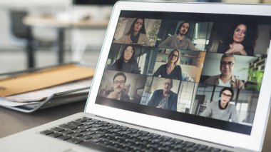  Bilgisayarda çalışan ve konuşan.