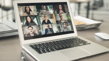  Bilgisayarda çalışan ve konuşan.