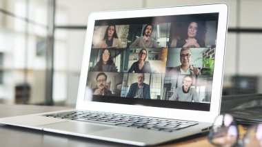  Bilgisayarda çalışan ve konuşan.