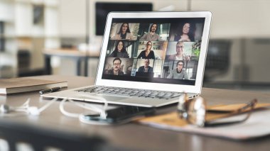  Bilgisayarda çalışan ve konuşan.