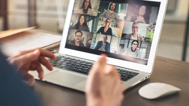 Bilgisayarda çalışan ve konuşan.