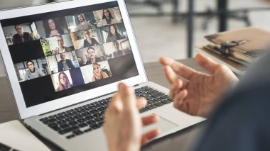 Bilgisayarda çalışan ve konuşan.