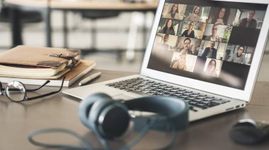  Bilgisayarda çalışan ve konuşan.