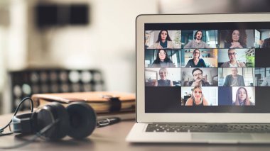  Bilgisayarda çalışan ve konuşan.