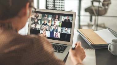 Bilgisayarda çalışan ve konuşan.