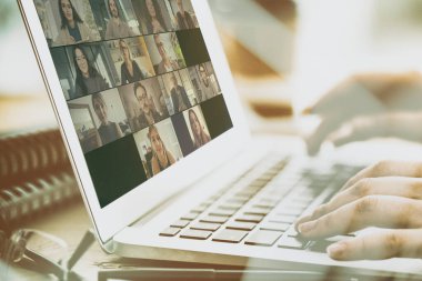 Bilgisayarda çalışan ve konuşan.