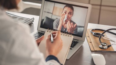 Kadın psikolog, bilgisayardaki video ile ağlayan kadını sakinleştirdi.