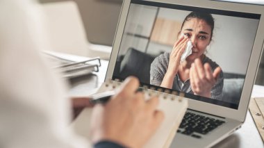 Kadın psikolog, bilgisayardaki video ile ağlayan kadını sakinleştirdi.