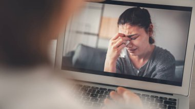 Kadın psikolog, bilgisayardaki video ile ağlayan kadını sakinleştirdi.